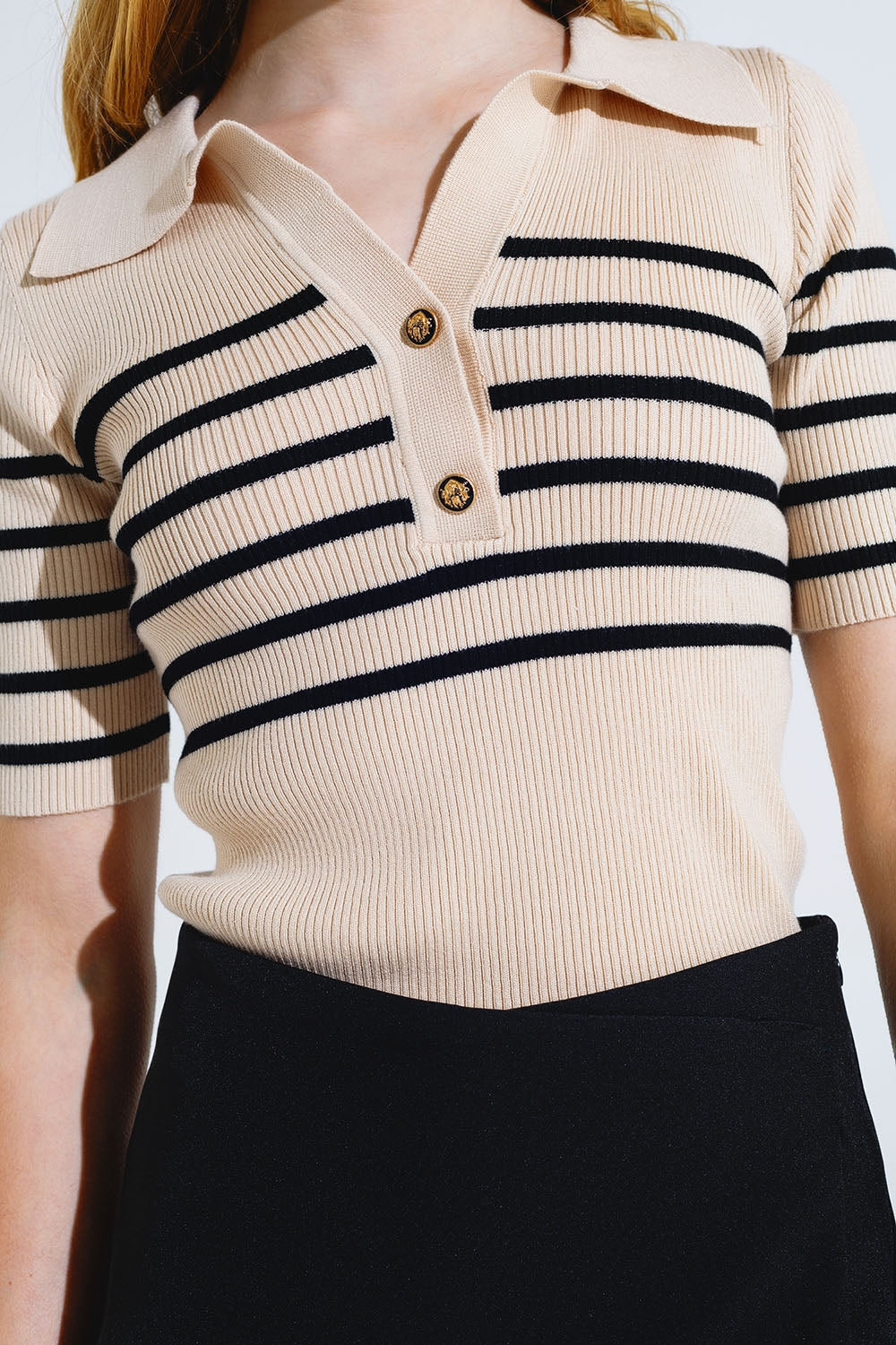Polo a righe con bottoni in beige