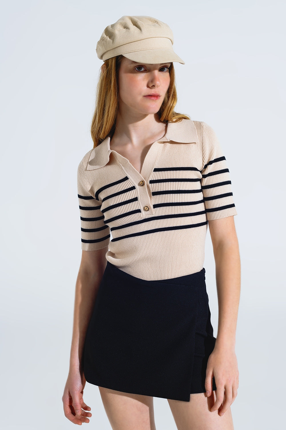 Polo a righe con bottoni in beige
