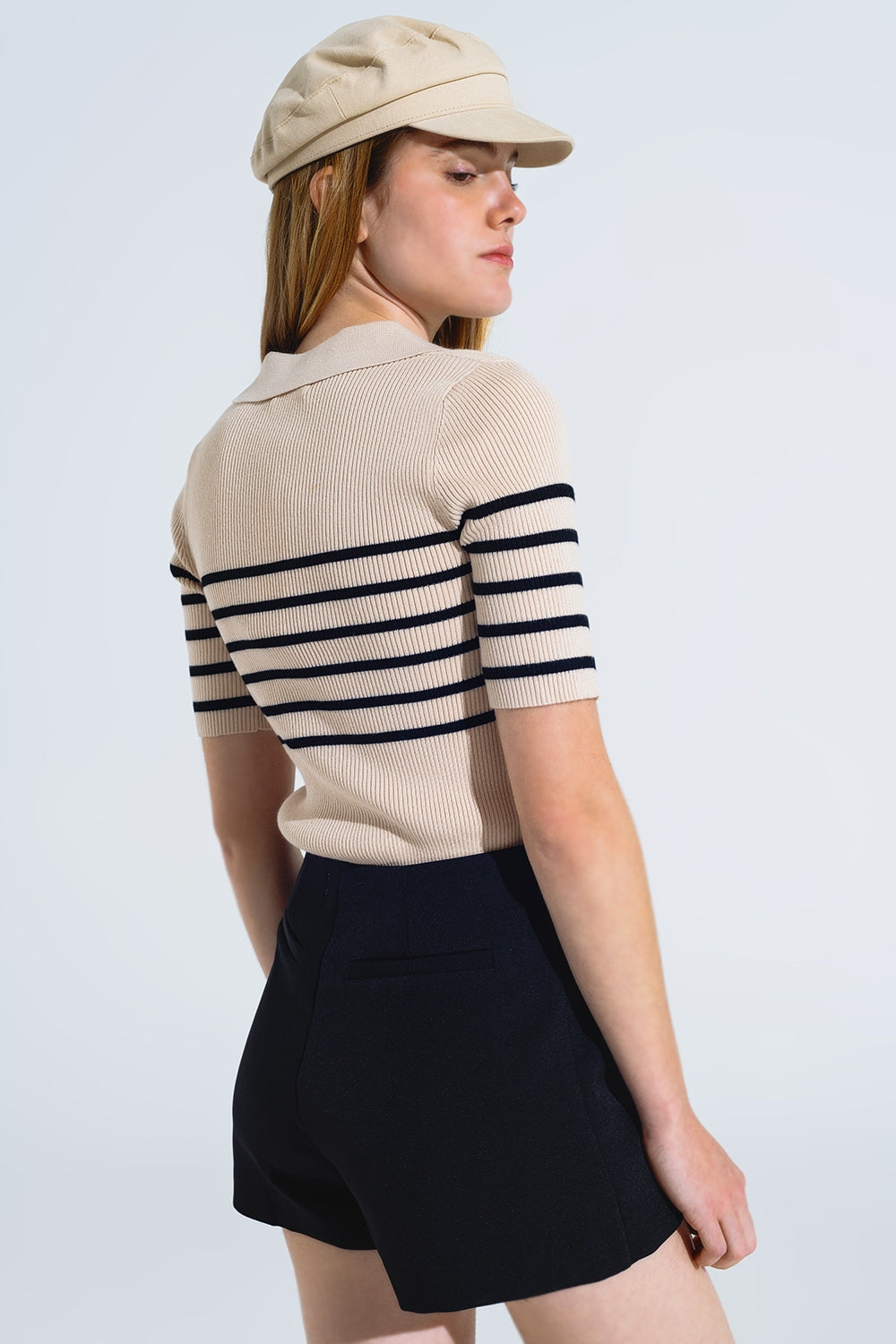 Polo a righe con bottoni in beige
