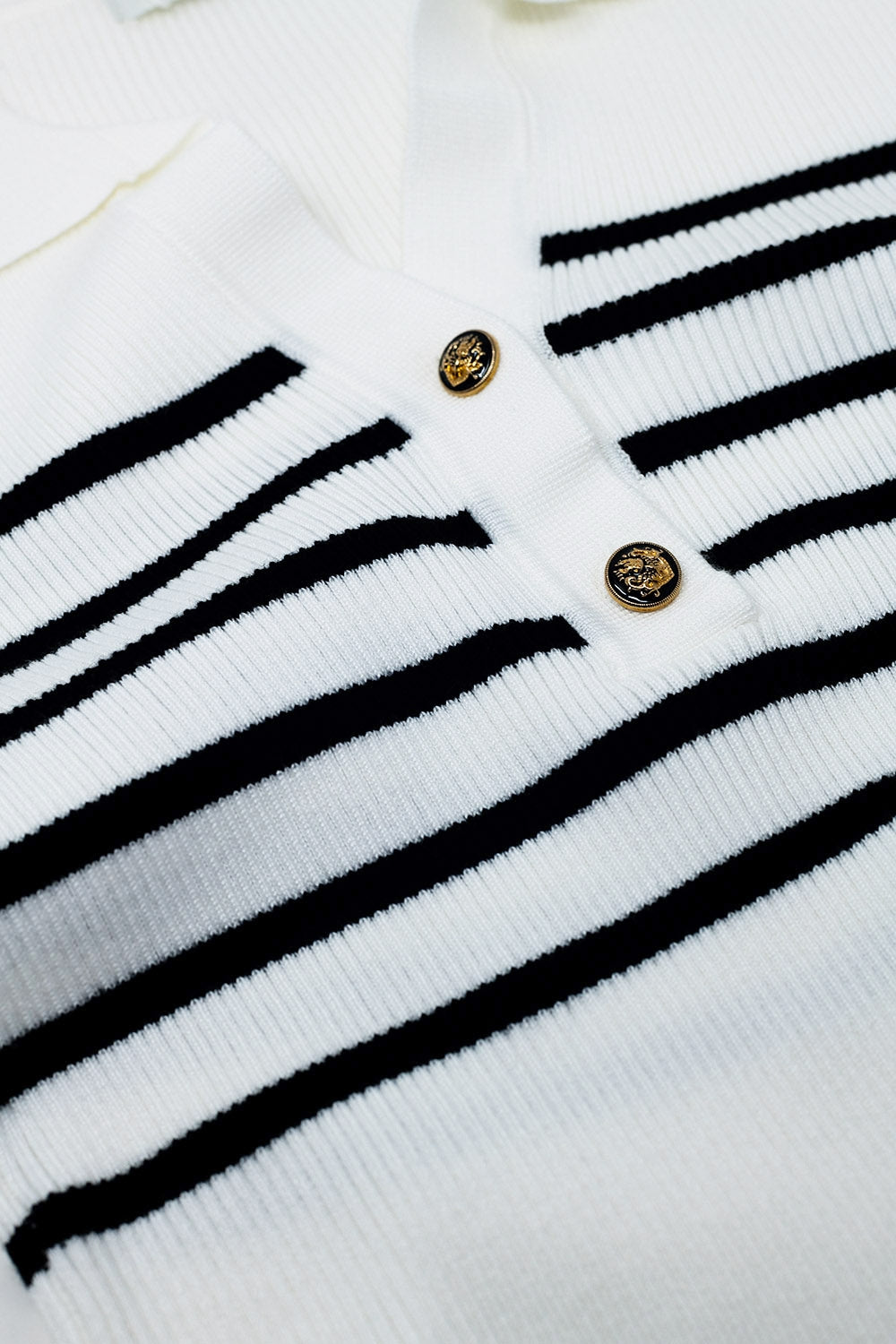 Polo a righe con bottoni in bianco