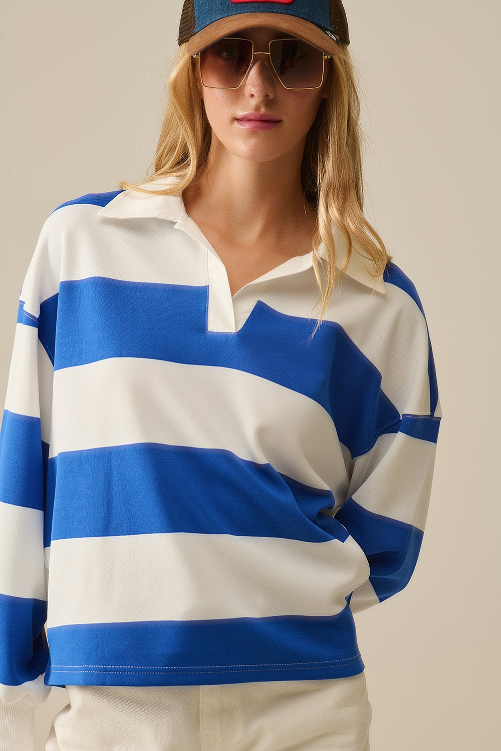 Polo a righe rilassata bianca con strisce blu