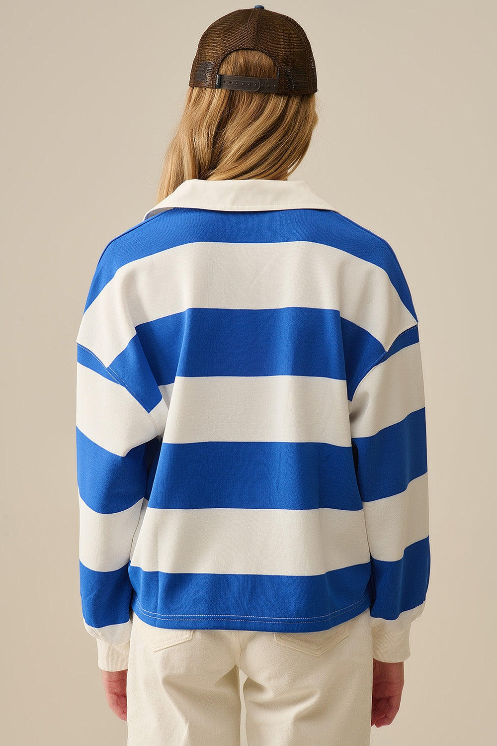 Polo a righe rilassata bianca con strisce blu