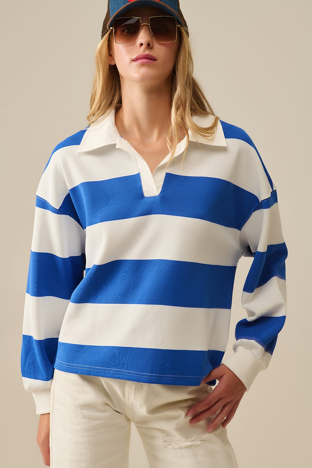 Polo a righe rilassata bianca con strisce blu