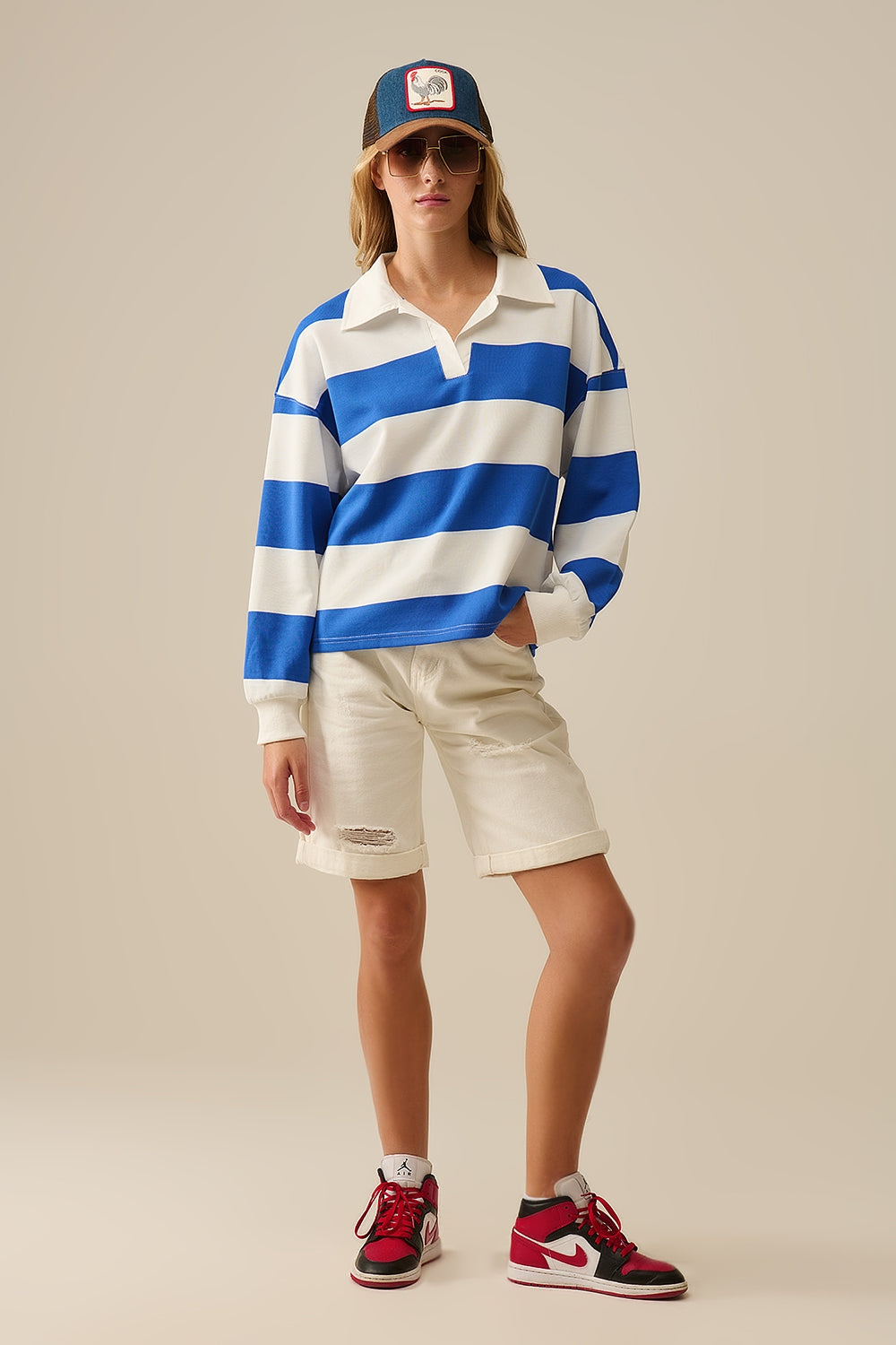 Polo a righe rilassata bianca con strisce blu