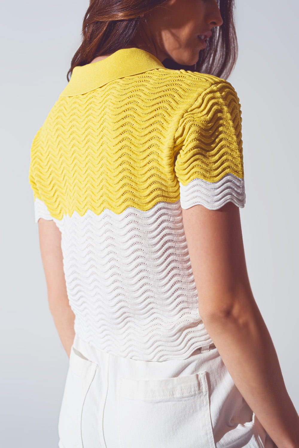 Polo corto a maglia a blocchi di colore bianco e giallo
