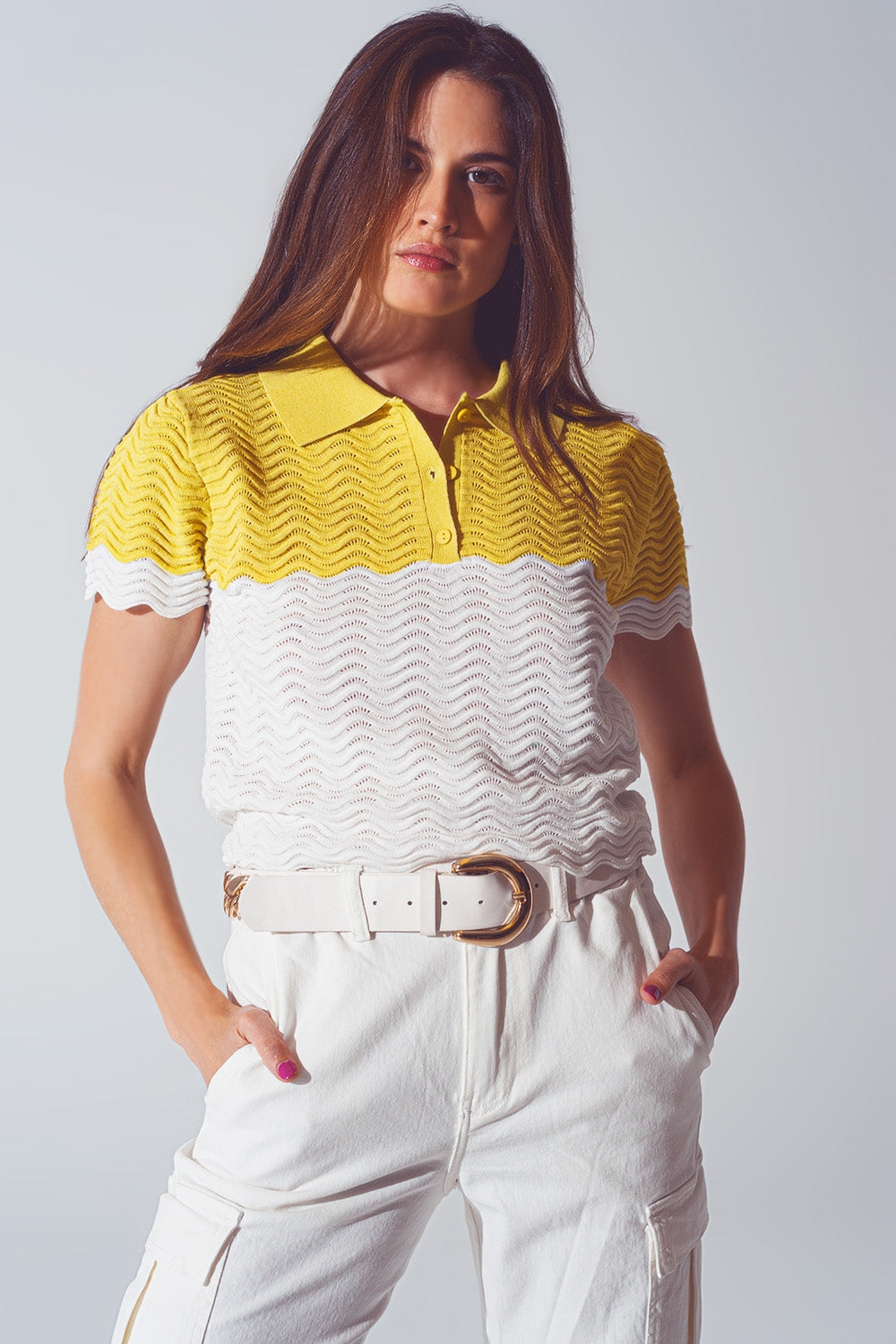 Polo corto a maglia a blocchi di colore bianco e giallo