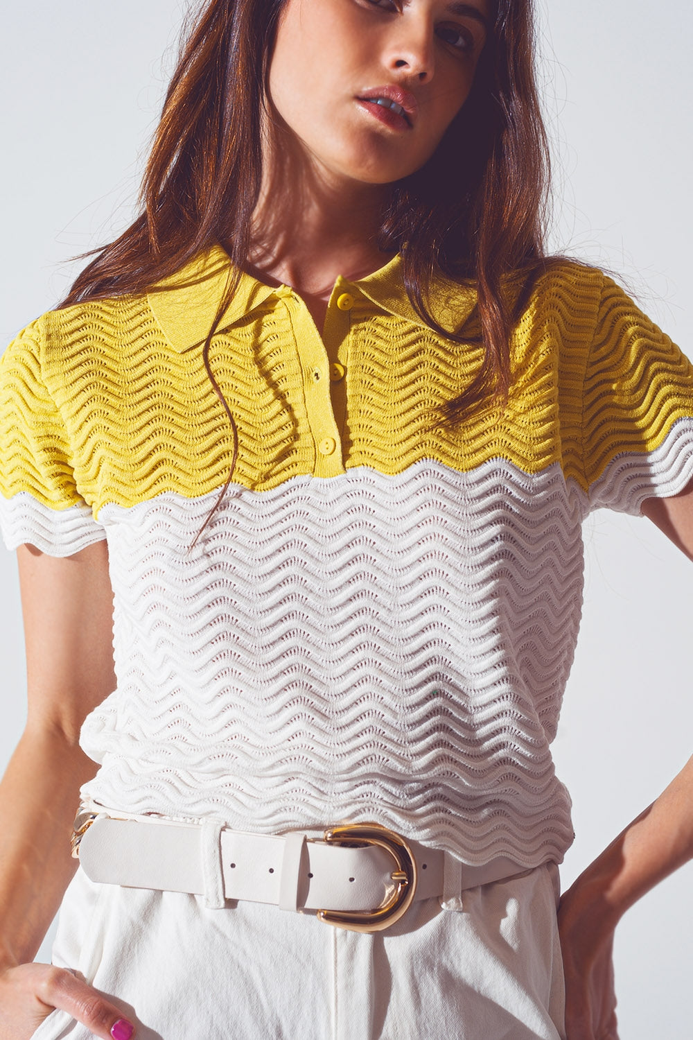 Polo corto a maglia a blocchi di colore bianco e giallo