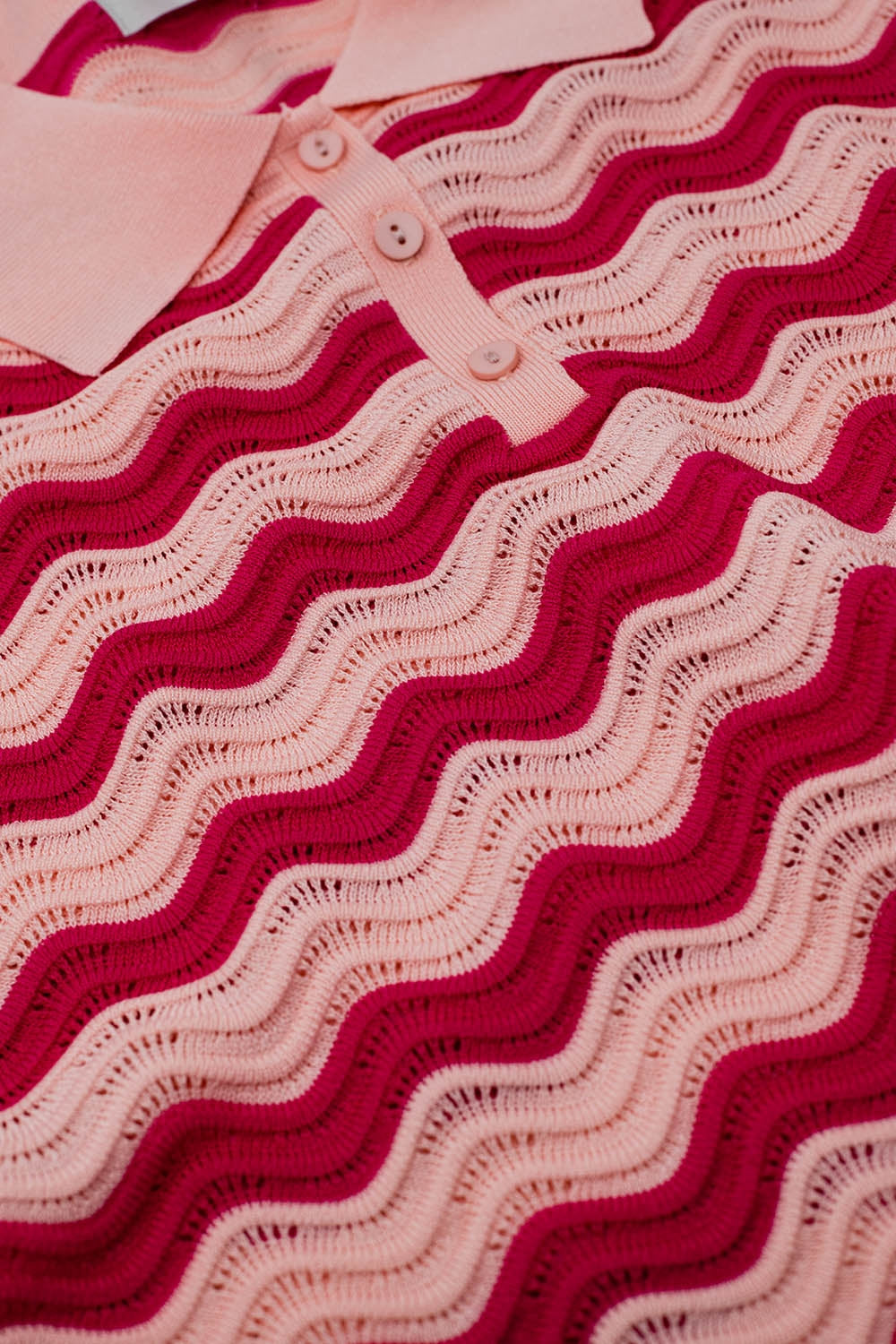 Polo rosa con righe ondulate fucsia