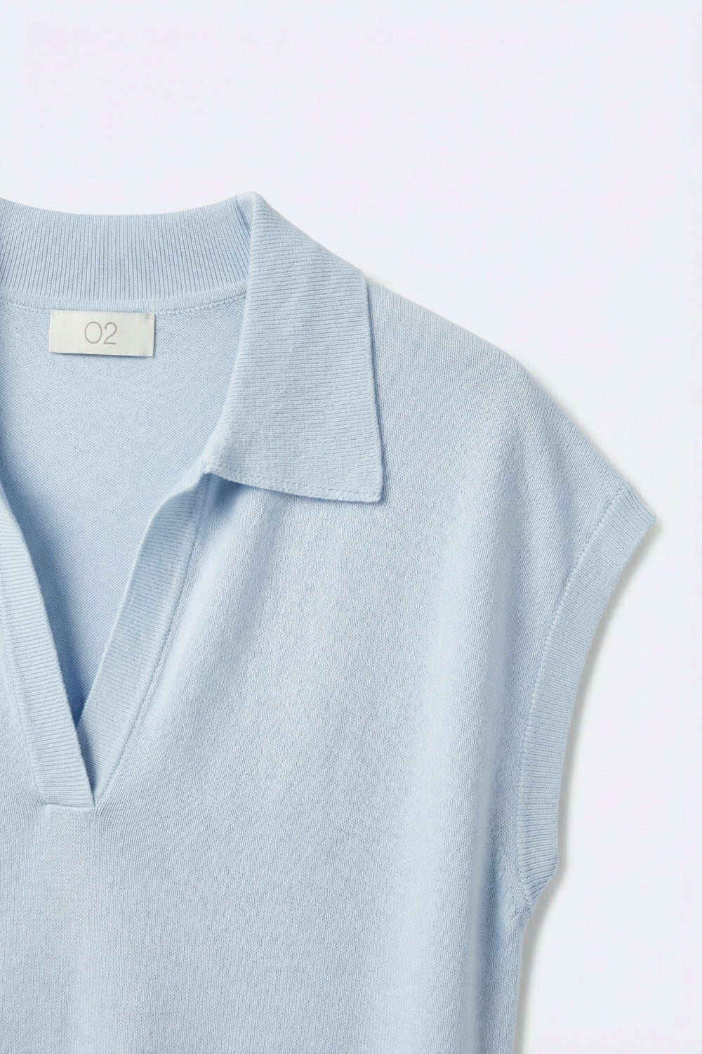 Polo smanicato leggero in maglia azzurro chiaro