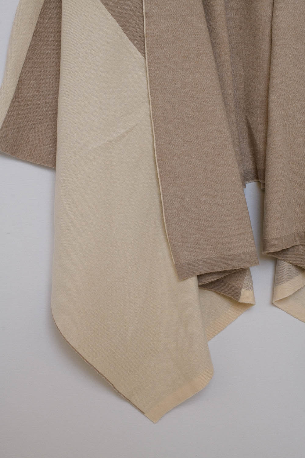 Poncho asimmetrico in marrone chiaro e scuro
