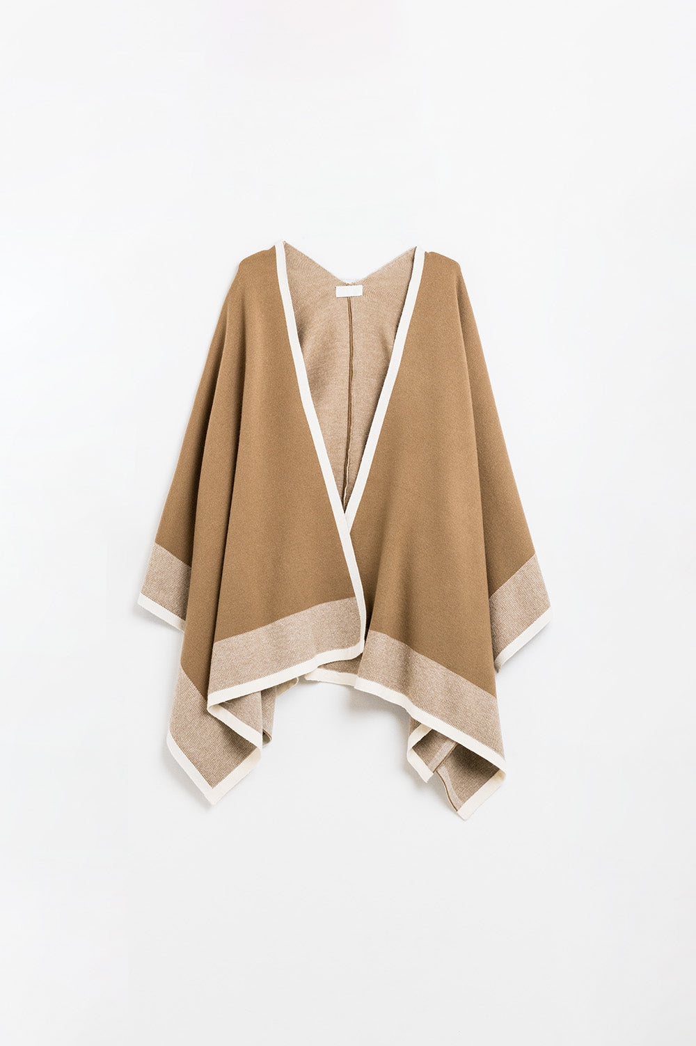 Q2 Poncho in maglia color cammello con finiture ecrù