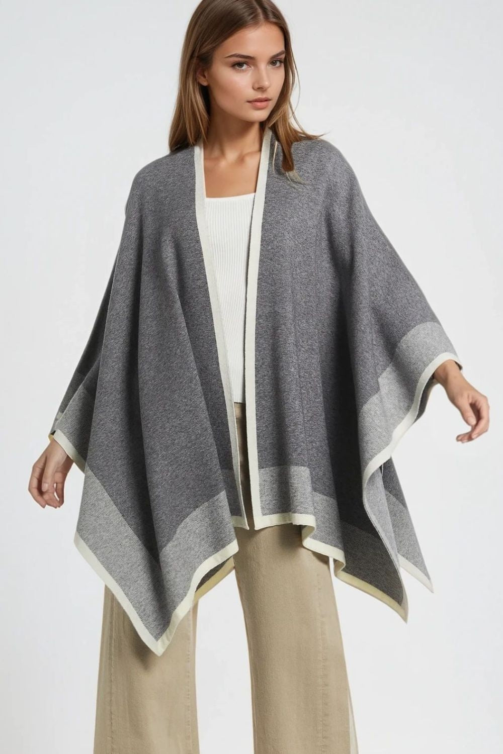Q2 Poncho in maglia grigio con finiture ecru