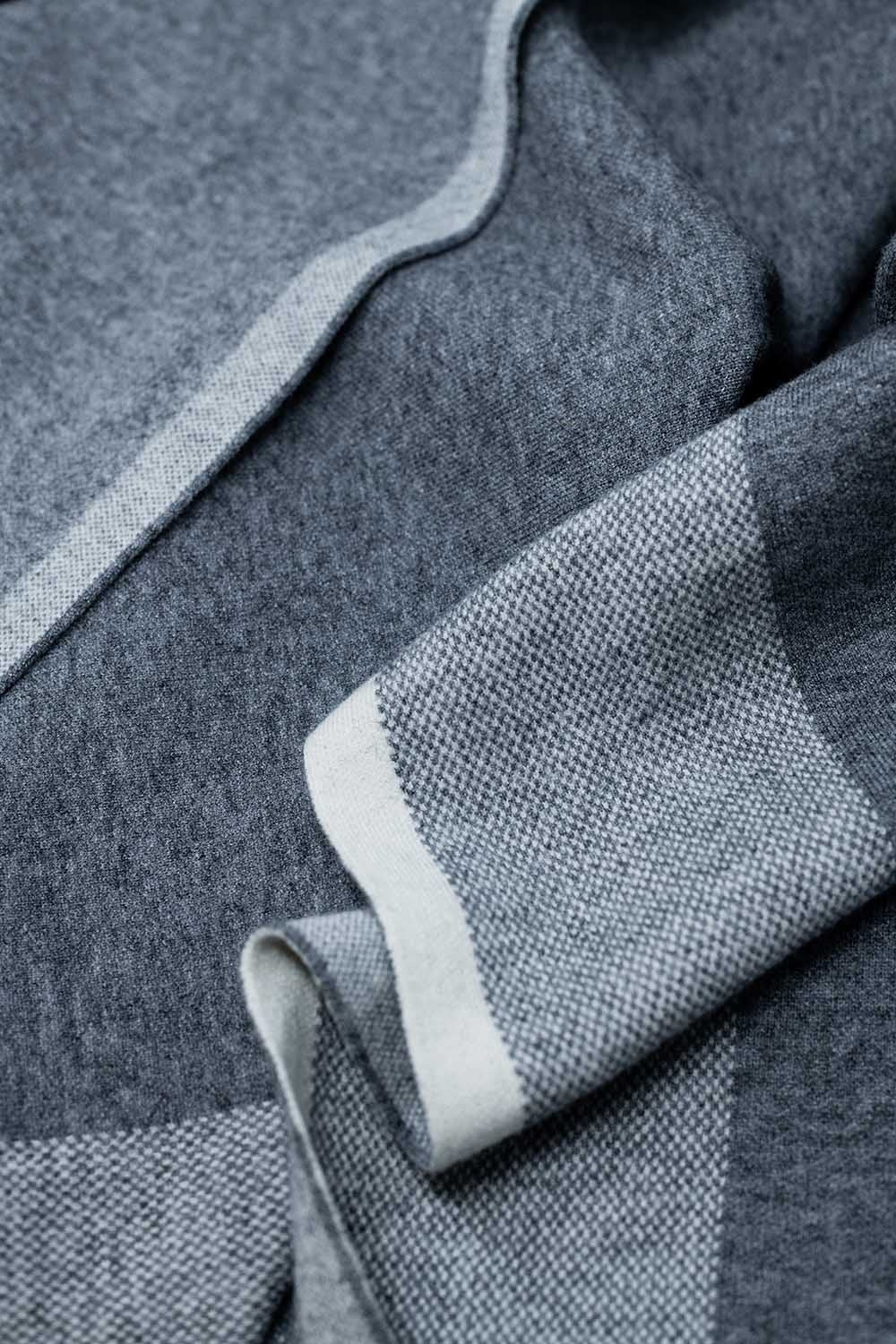 Poncho in maglia grigio con finiture ecru