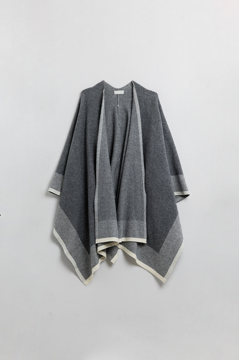 Poncho in maglia grigio con finiture ecru