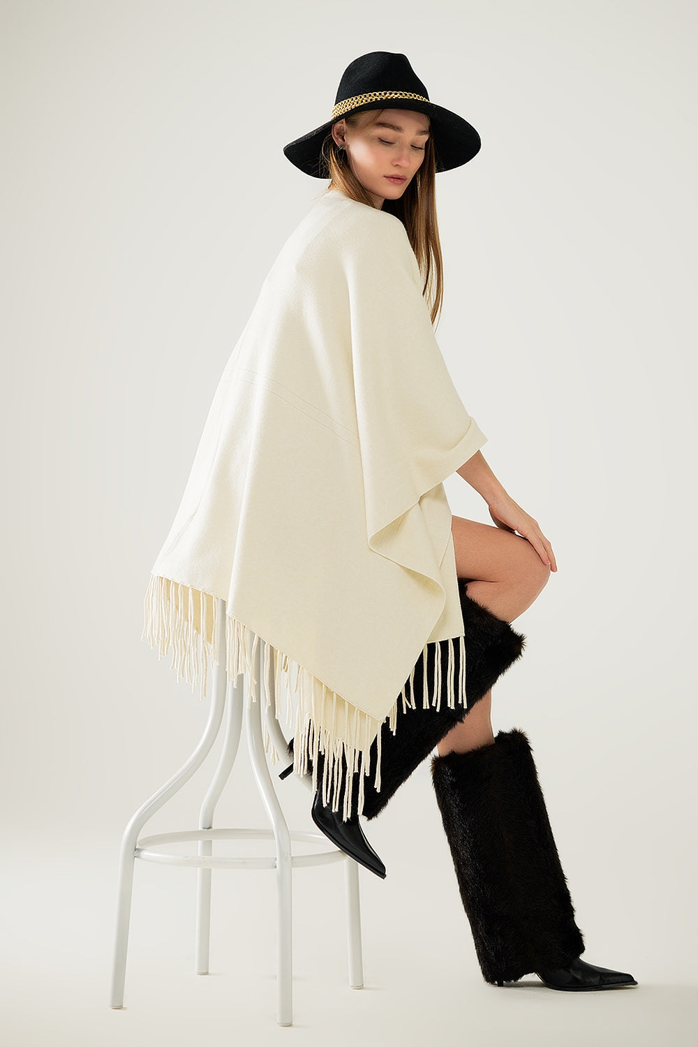 Q2 Poncho in morbida maglia beige con frange