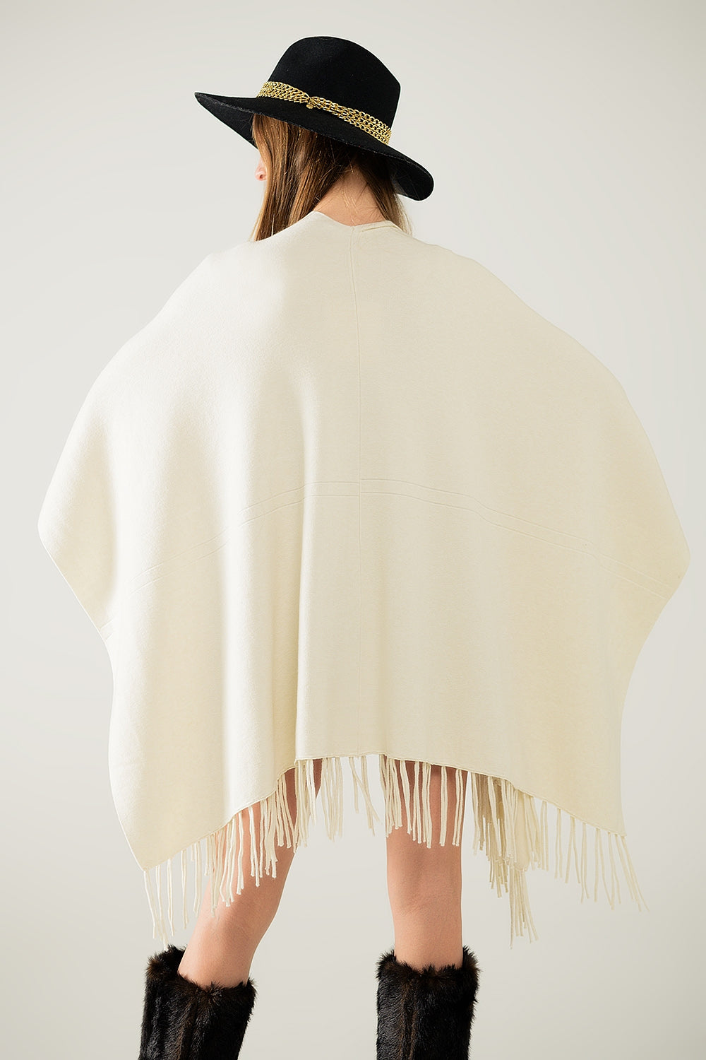 Poncho in morbida maglia beige con frange