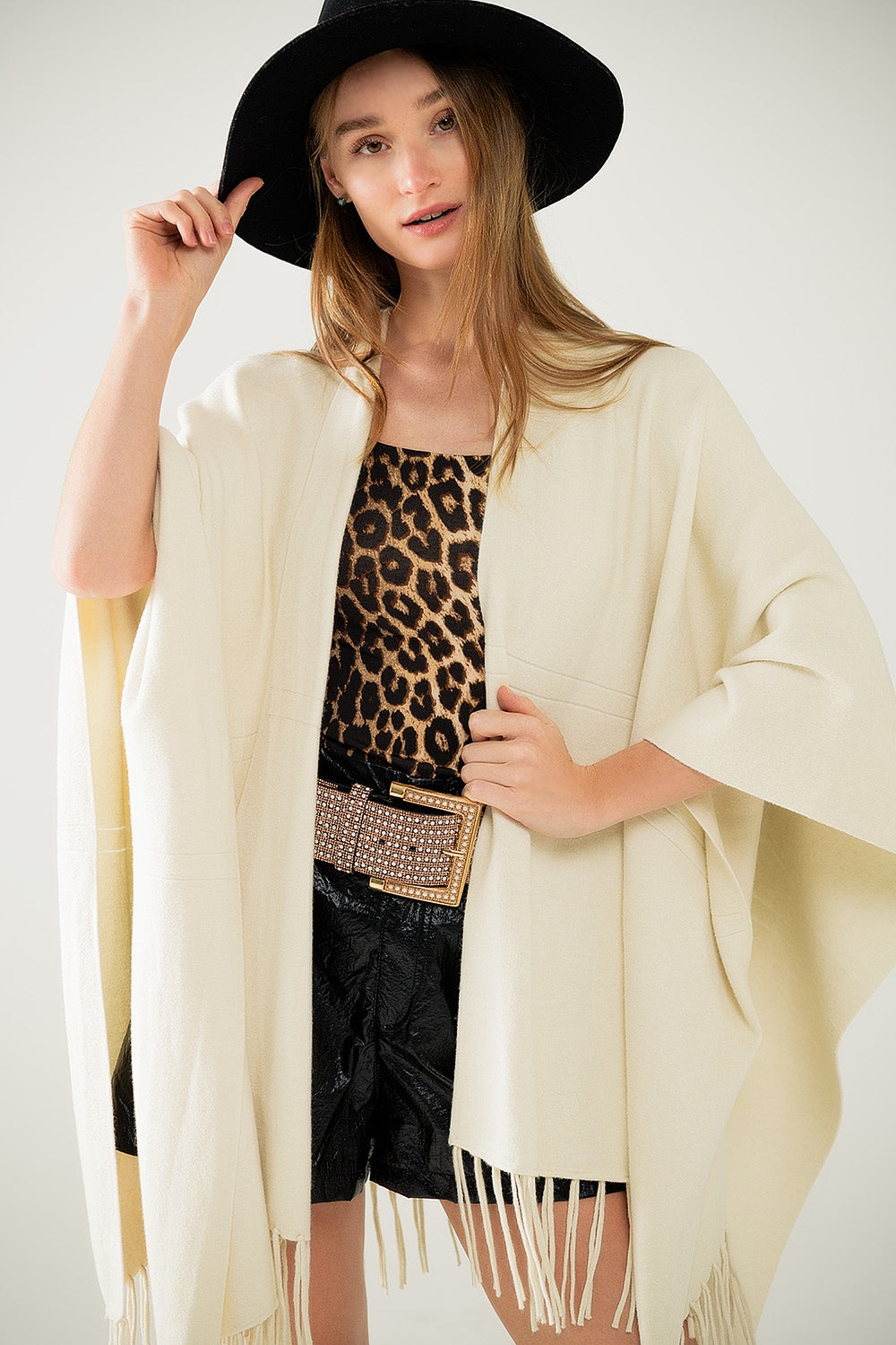 Poncho in morbida maglia beige con frange