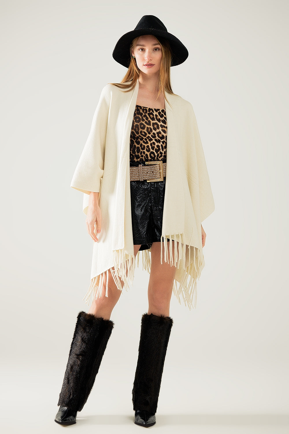 Poncho in morbida maglia beige con frange