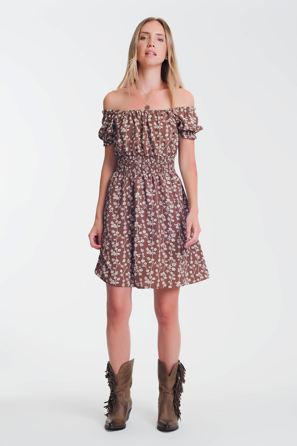 Q2 Prendisole corto marrone a fiori con scollo alla Bardot