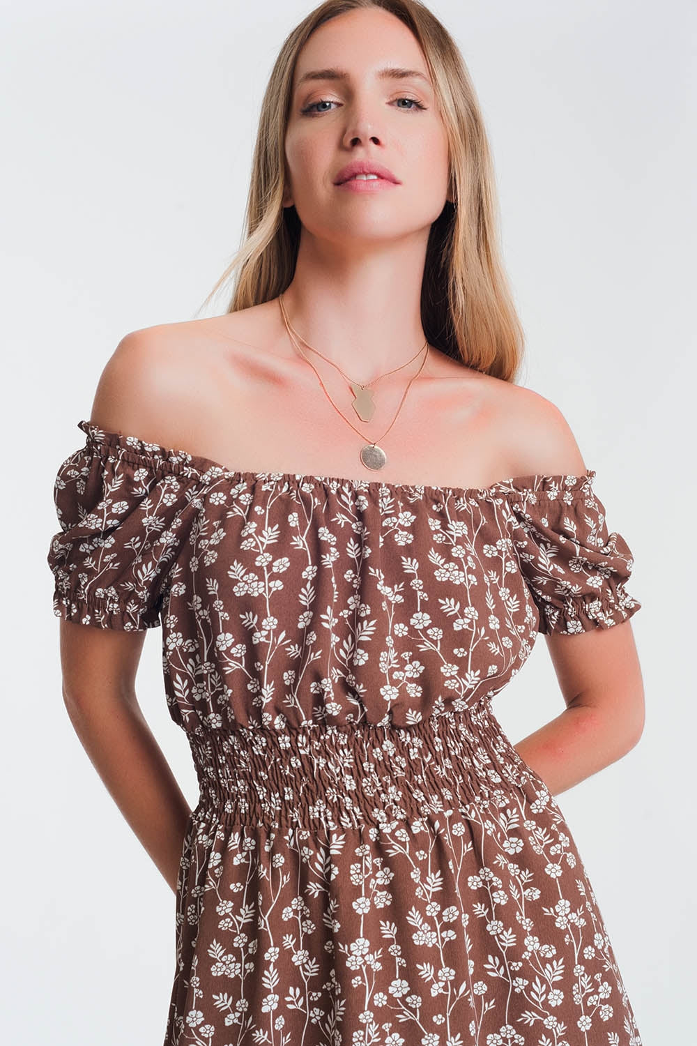 Prendisole corto marrone a fiori con scollo alla Bardot