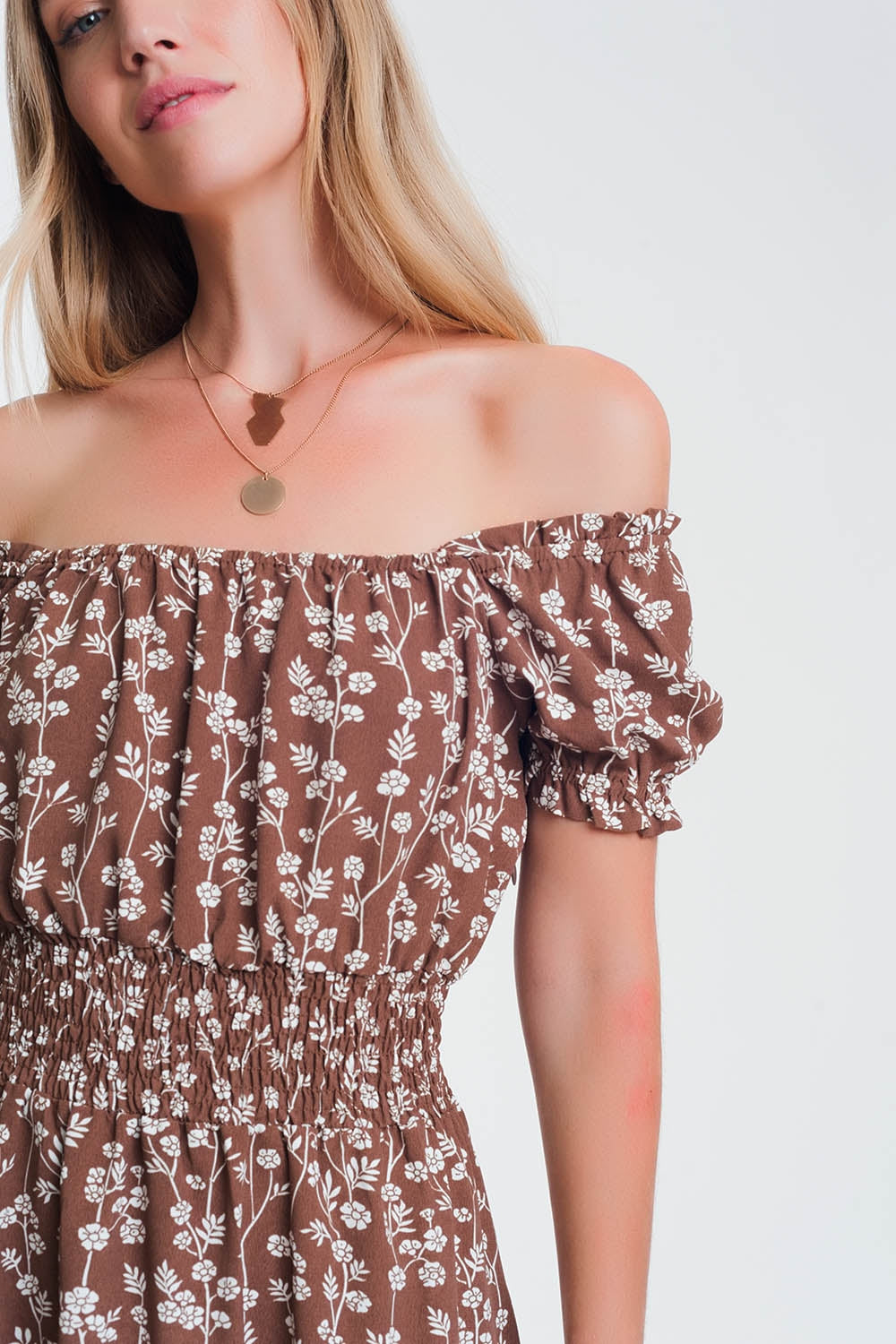 Prendisole corto marrone a fiori con scollo alla Bardot