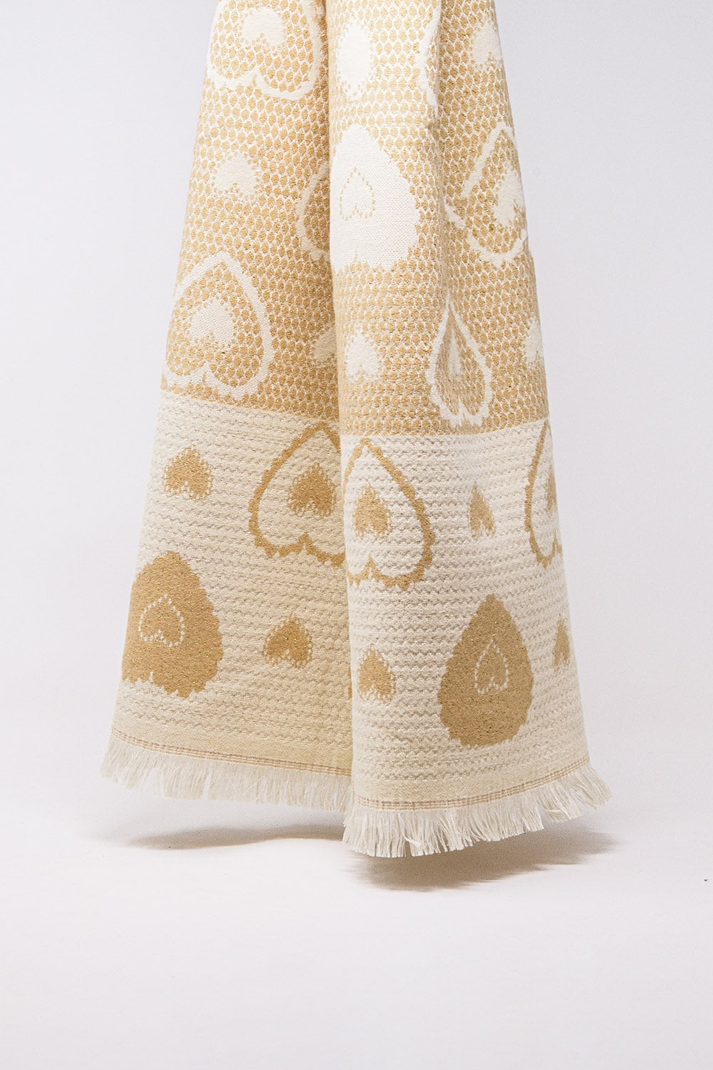 Q2 sciarpa beige con stampa a cuore e dettaglio in filo d'oro