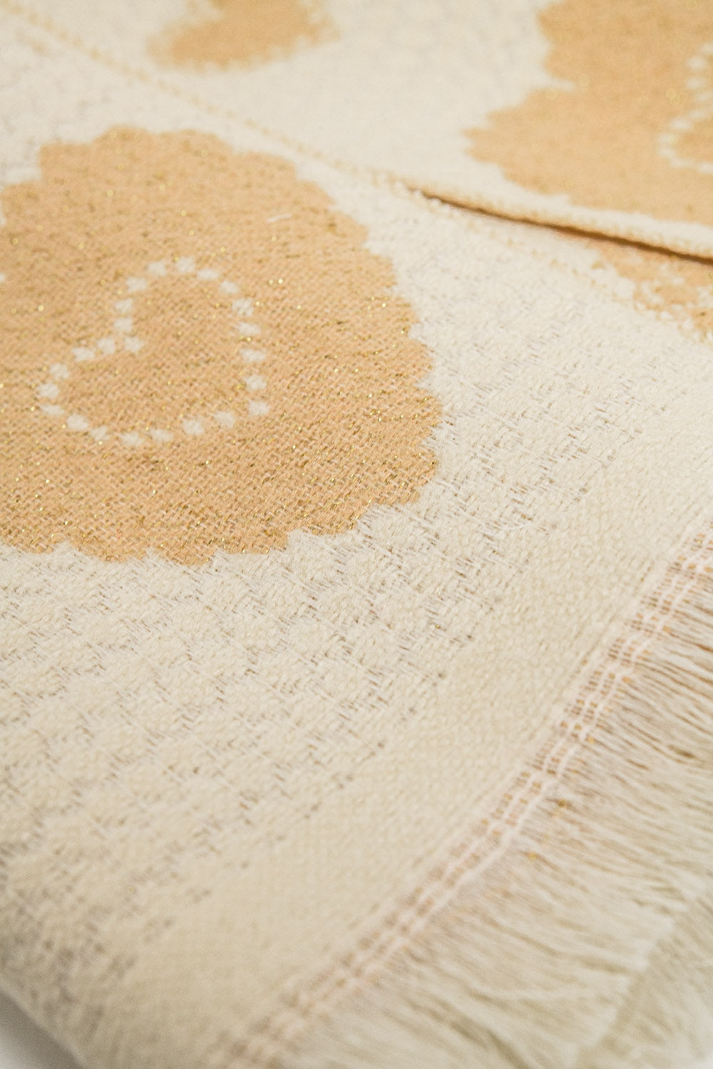 sciarpa beige con stampa a cuore e dettaglio in filo d'oro