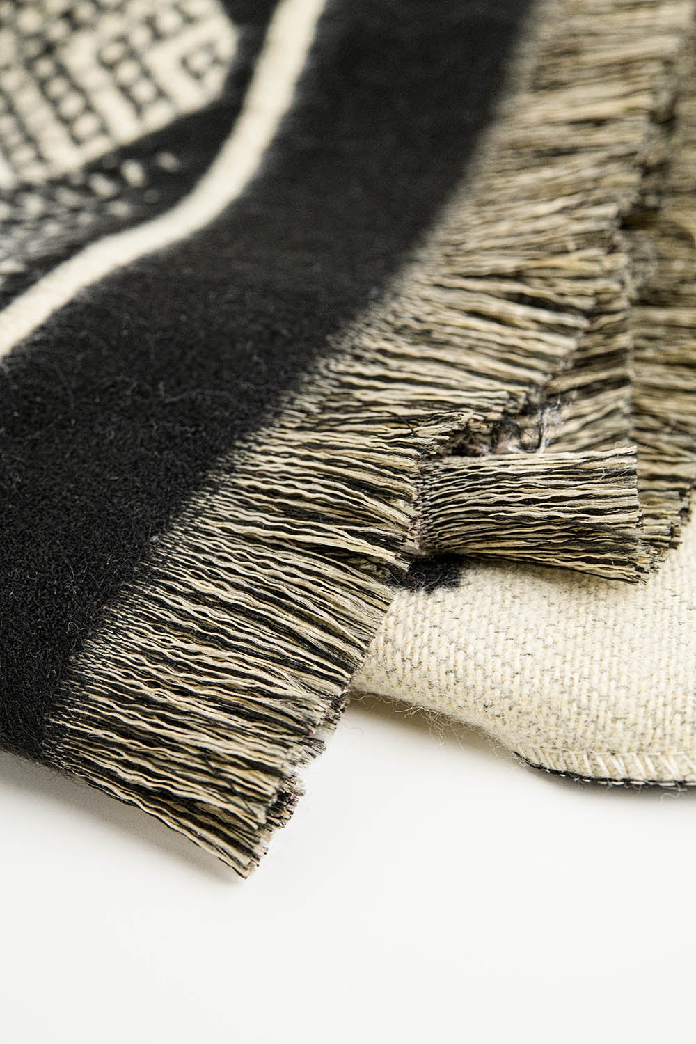 Sciarpa in maglia nera con stampa geometrica