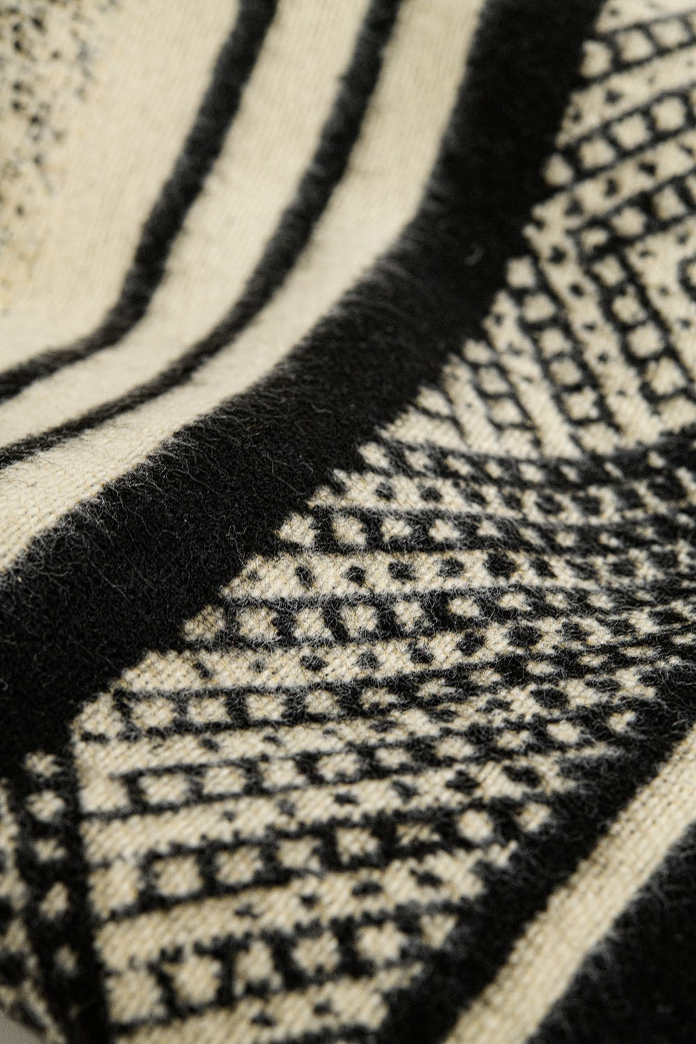 Sciarpa in maglia nera con stampa geometrica