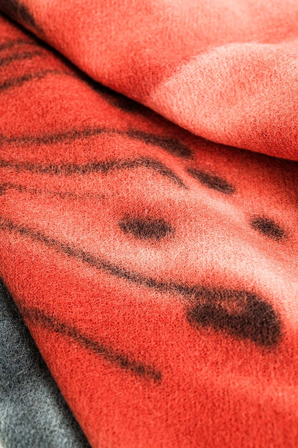 sciarpa rossa con stampa floreale
