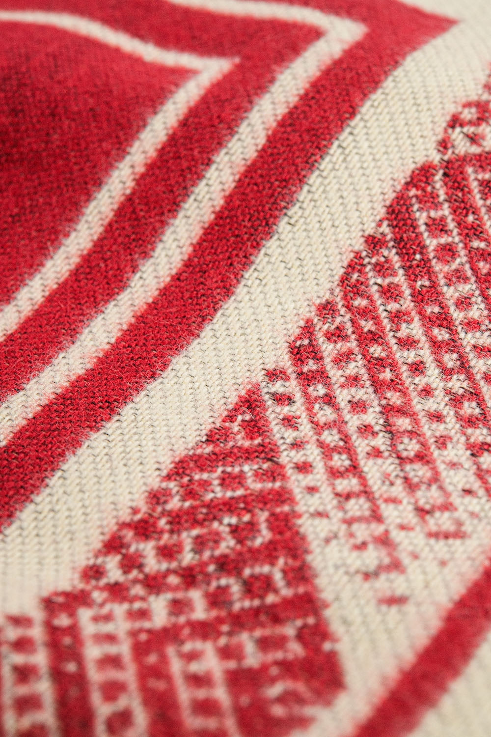 Sciarpa rossa in maglia con stampa geometrica
