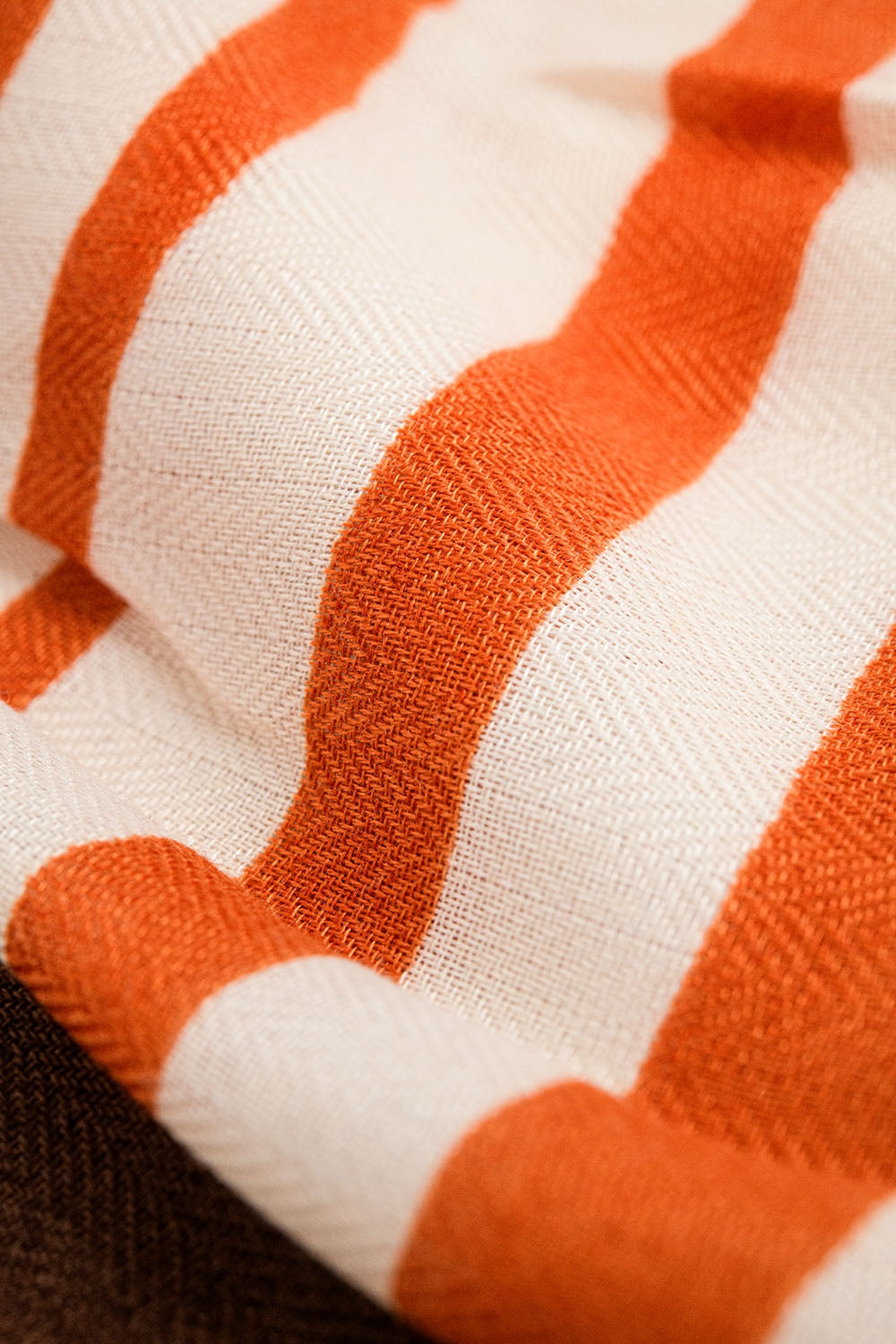Sciarpa rossa in maglia fine con stampa geometrica