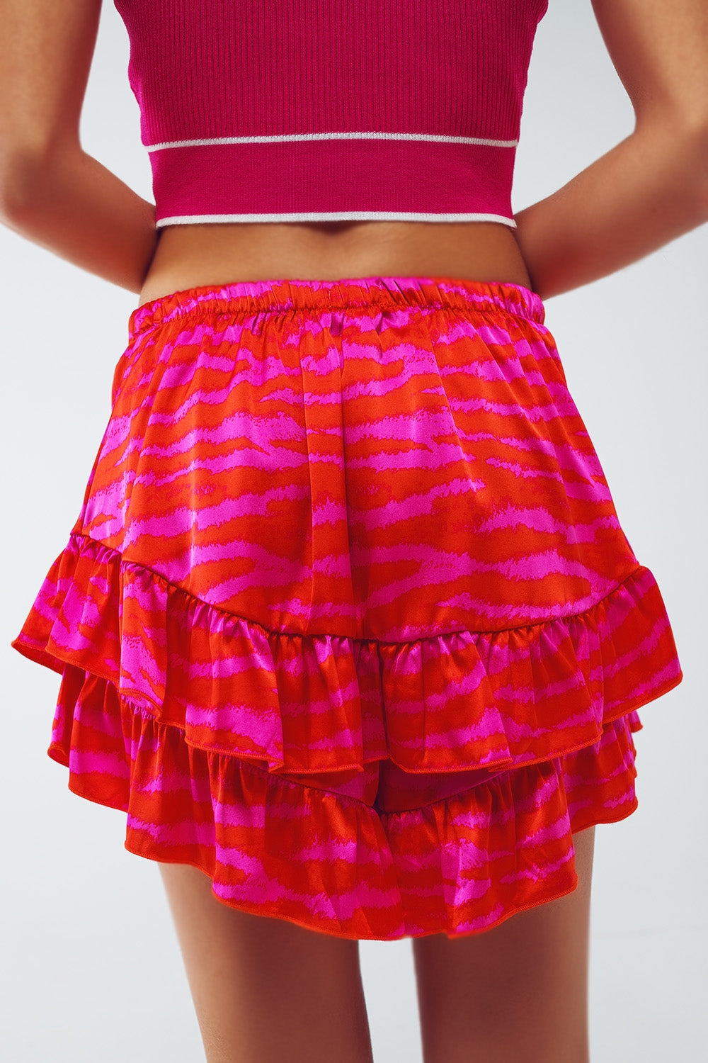Shorts con bordo sfrangiato a stampa zebrata in arancione e fucsia