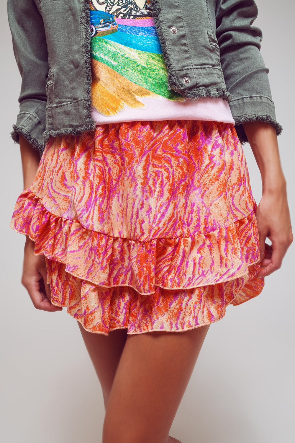 Shorts con bordo sfrangiato in stampa zebrata astratta in arancione e fucsia