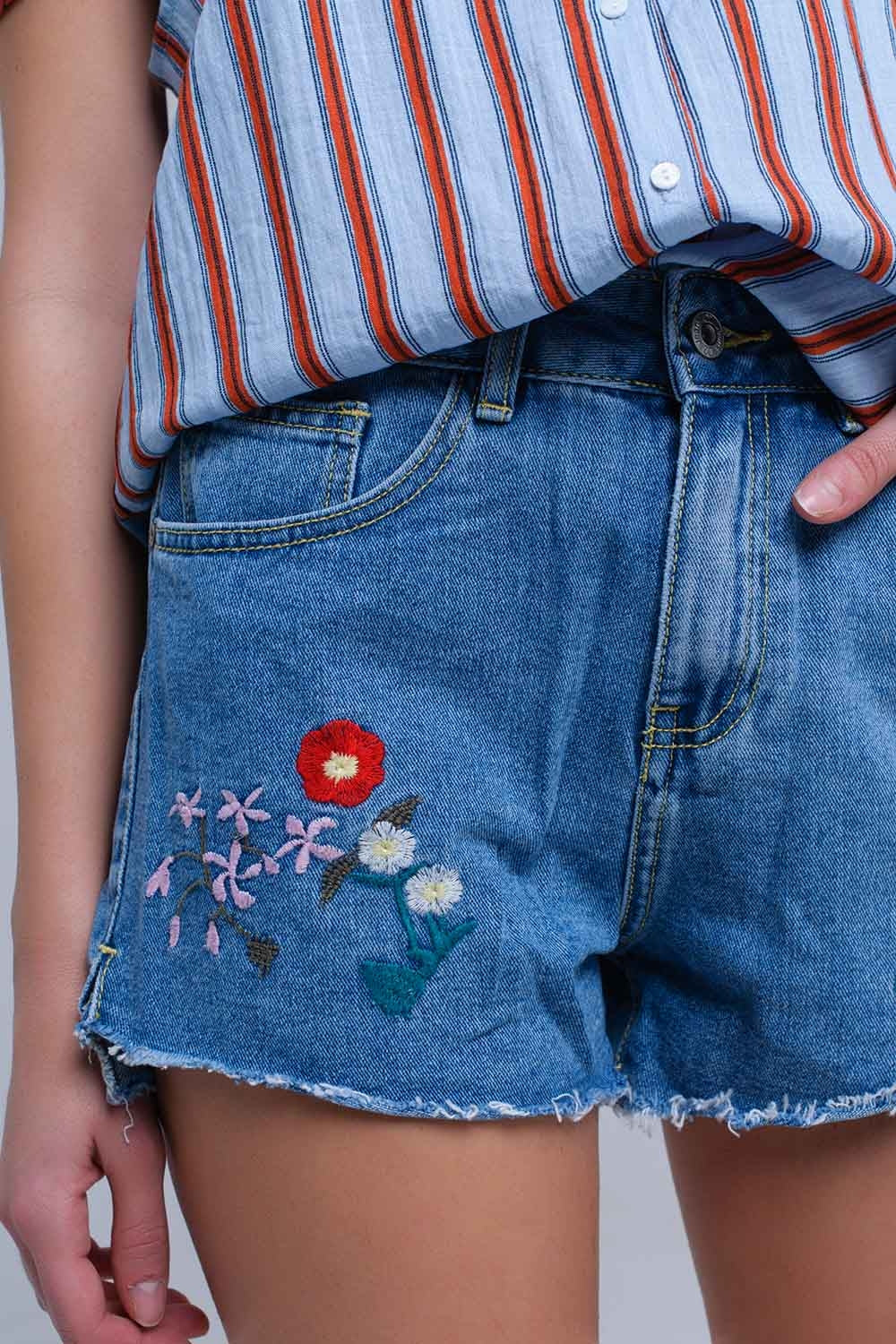 Q2 Shorts denim mid wash blu con disegno floreale