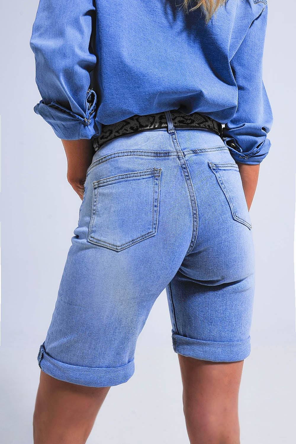 Shorts di jeans blu medio con risvolto