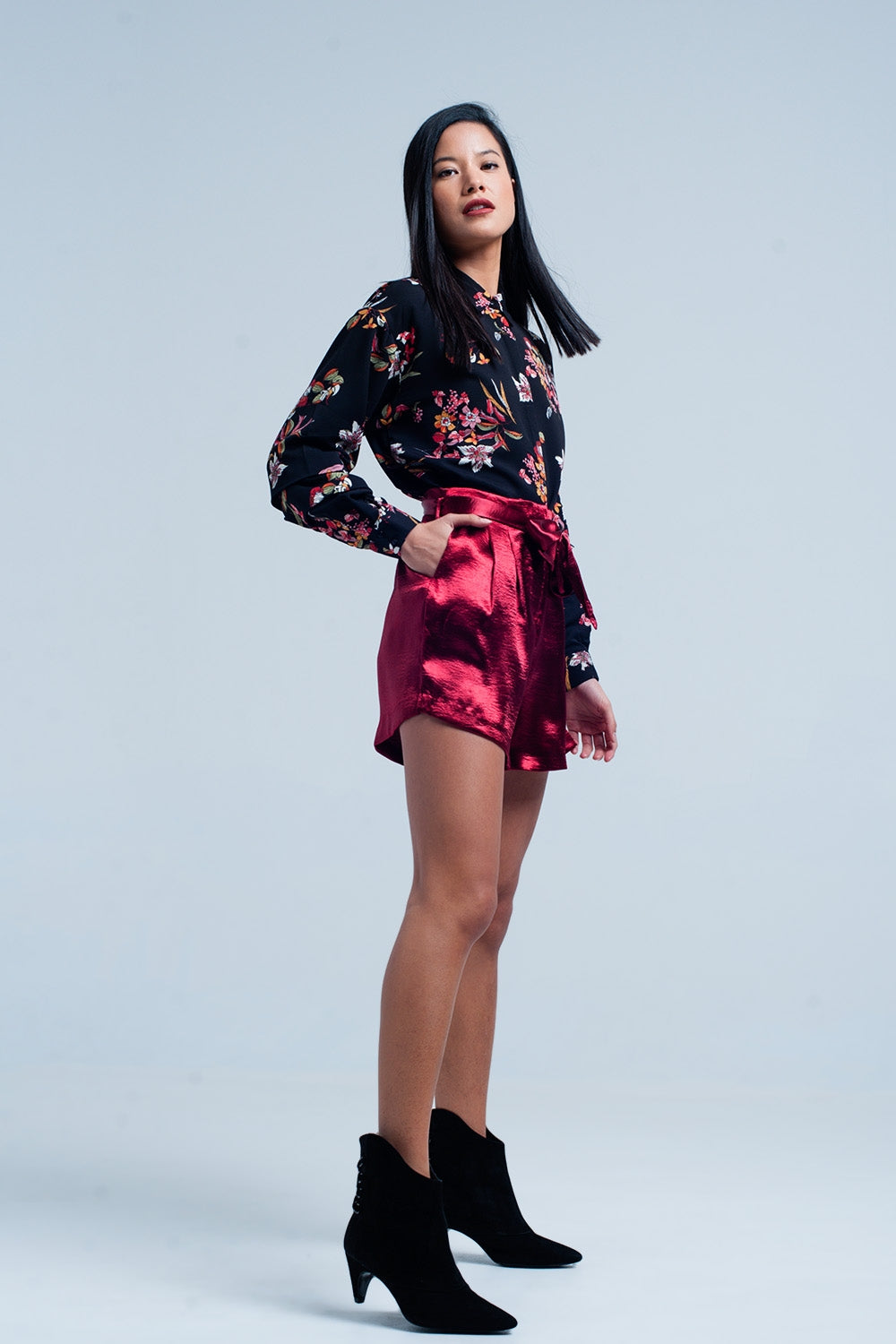 Shorts in raso rosso con vita cravatta
