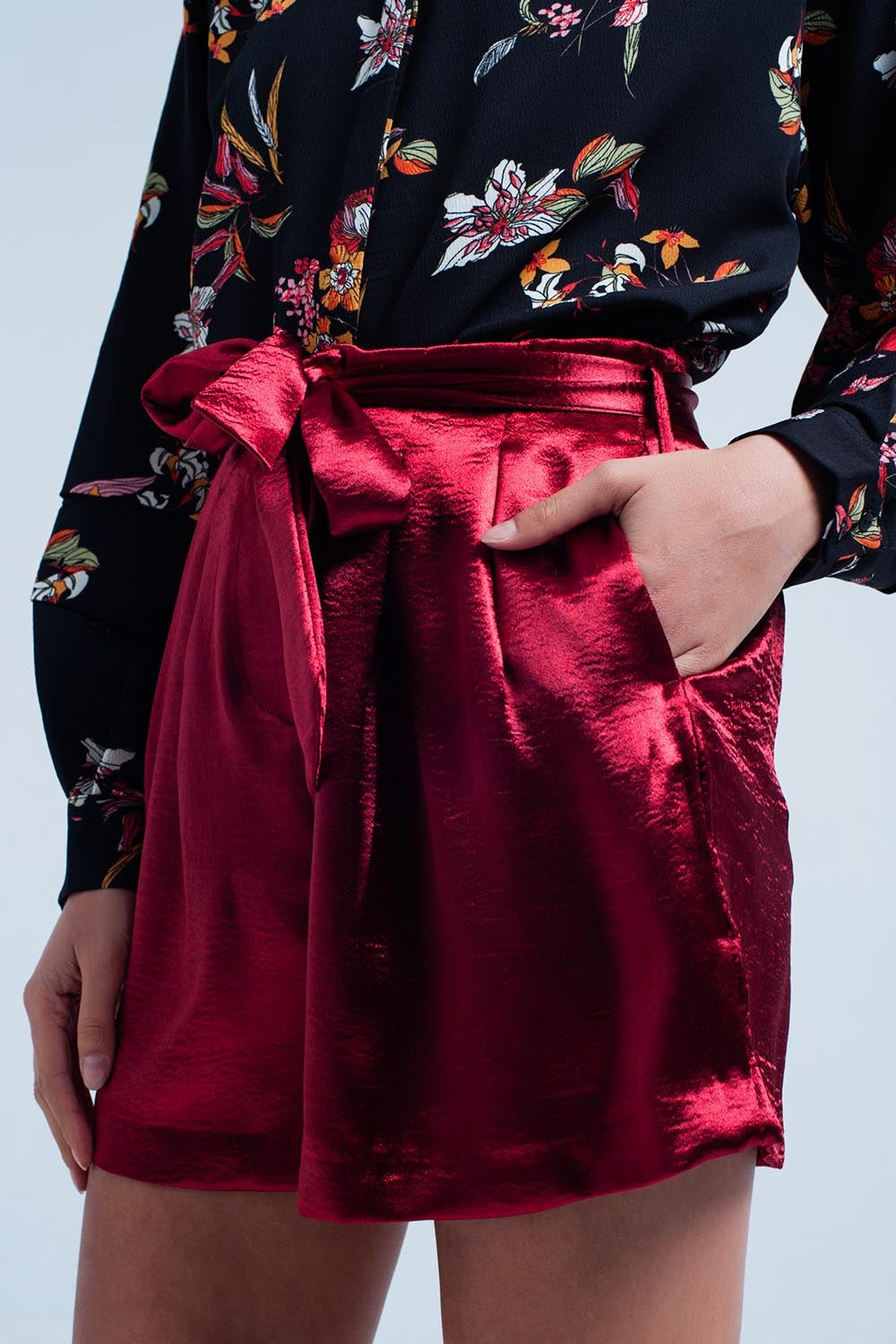 Shorts in raso rosso con vita cravatta