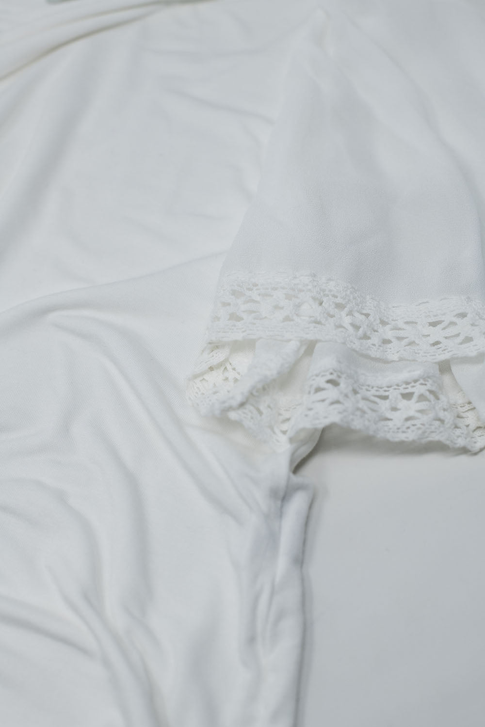 t-shirt bianca con dettagli all'uncinetto