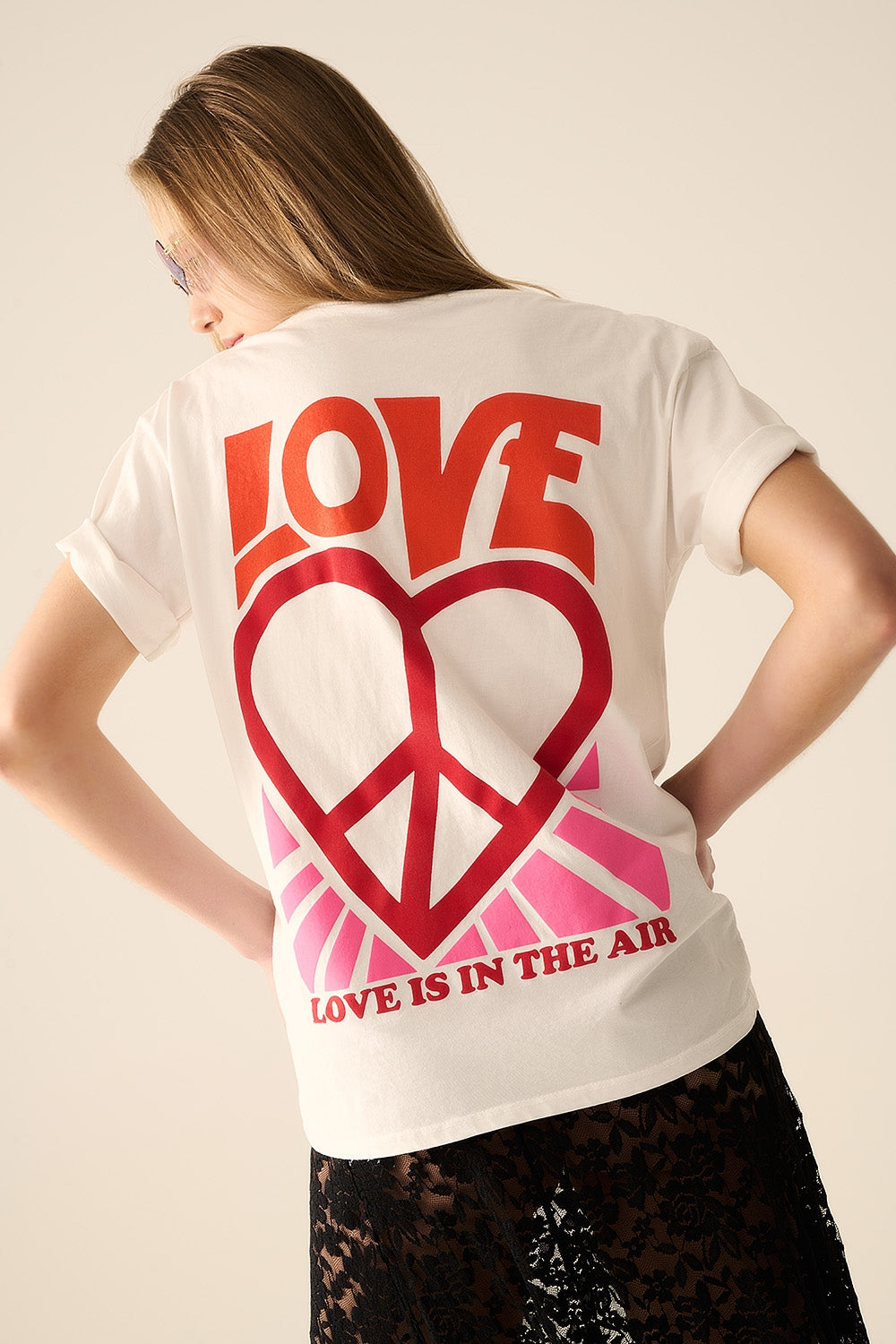T-shirt bianca con il logo Love is Air e cuore con Peace