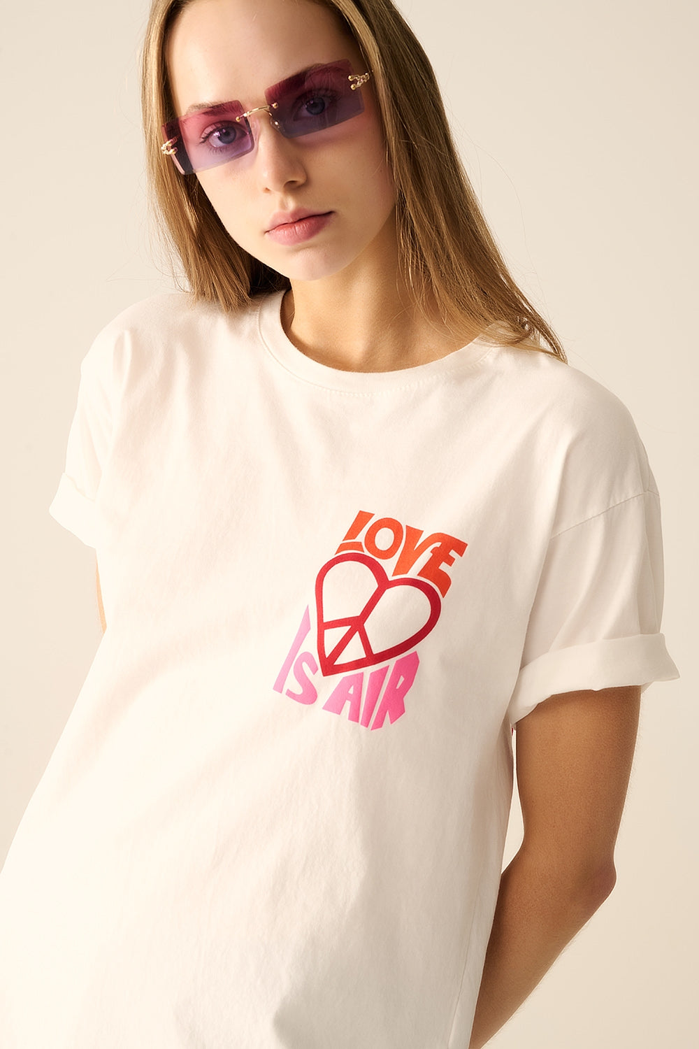 T-shirt bianca con il logo Love is Air e cuore con Peace