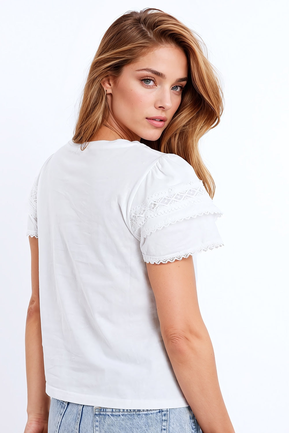 T-shirt bianca con maniche arricciate a doppio strato.
