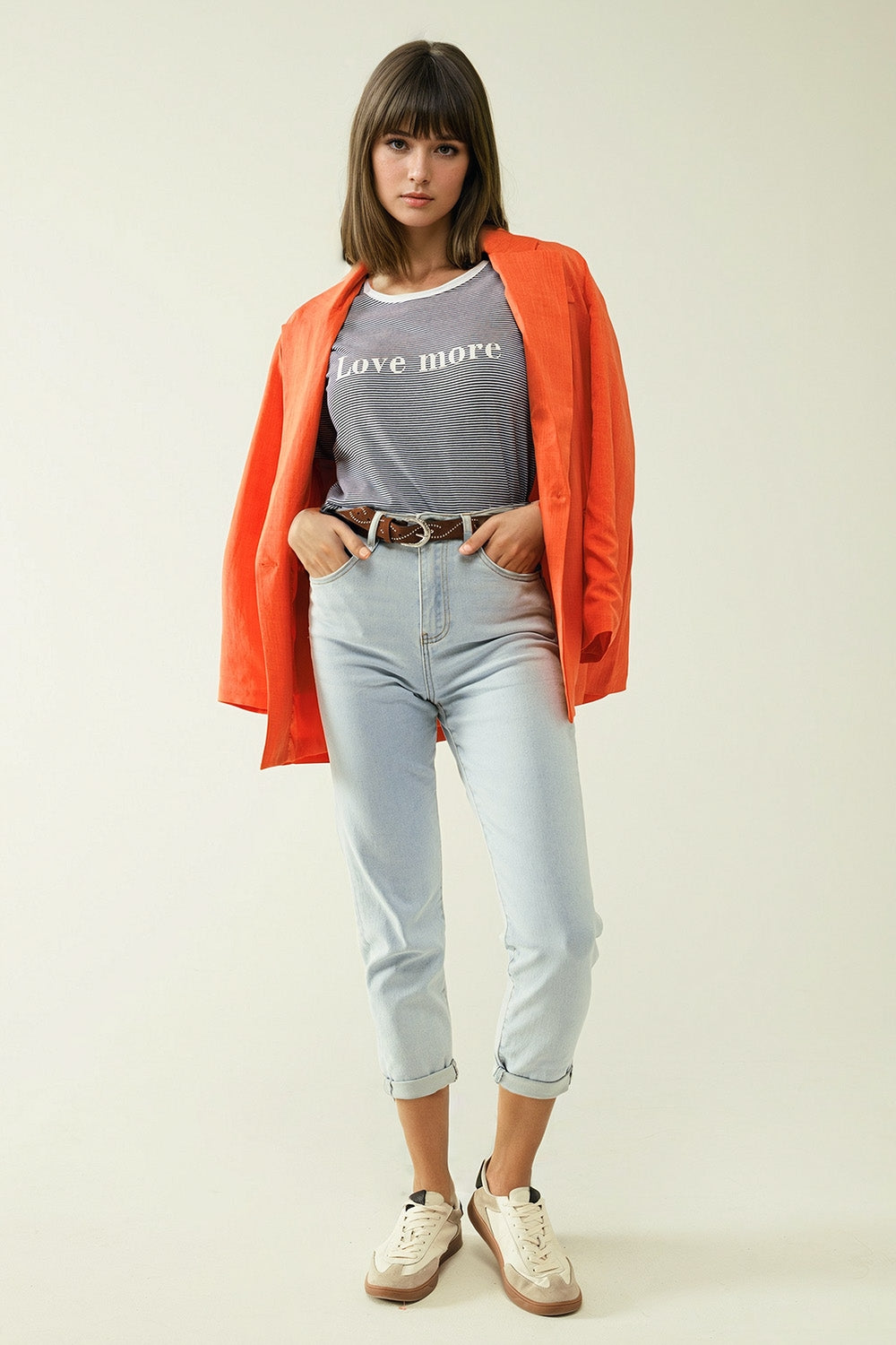 T-shirt bianca con strisce nere e scritta Love More