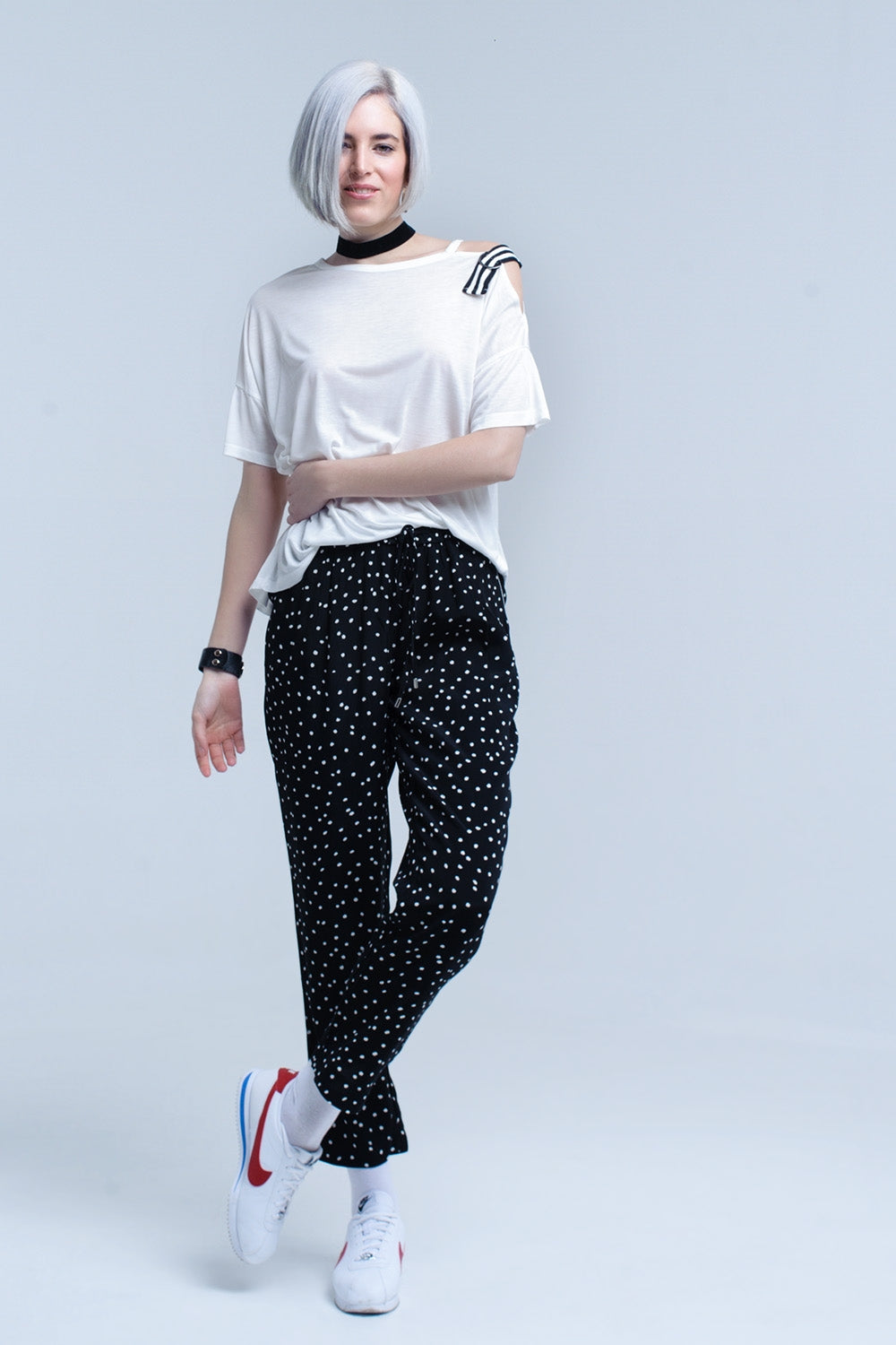 T-shirt bianca con una spalla aperta