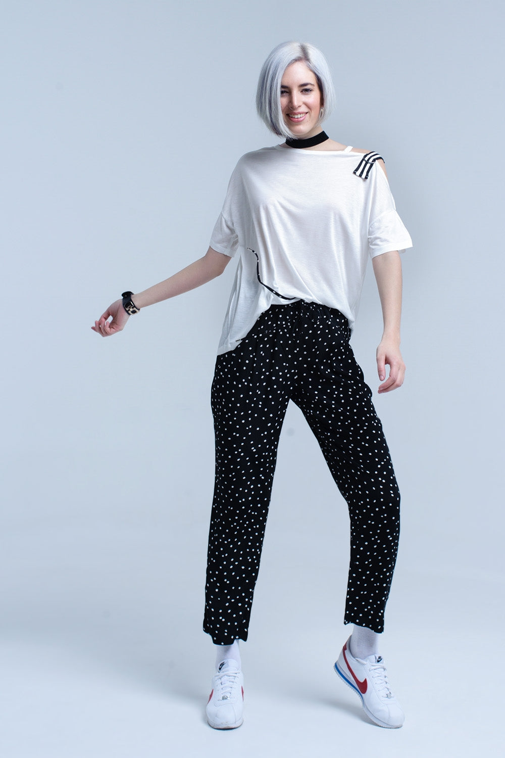 T-shirt bianca con una spalla aperta