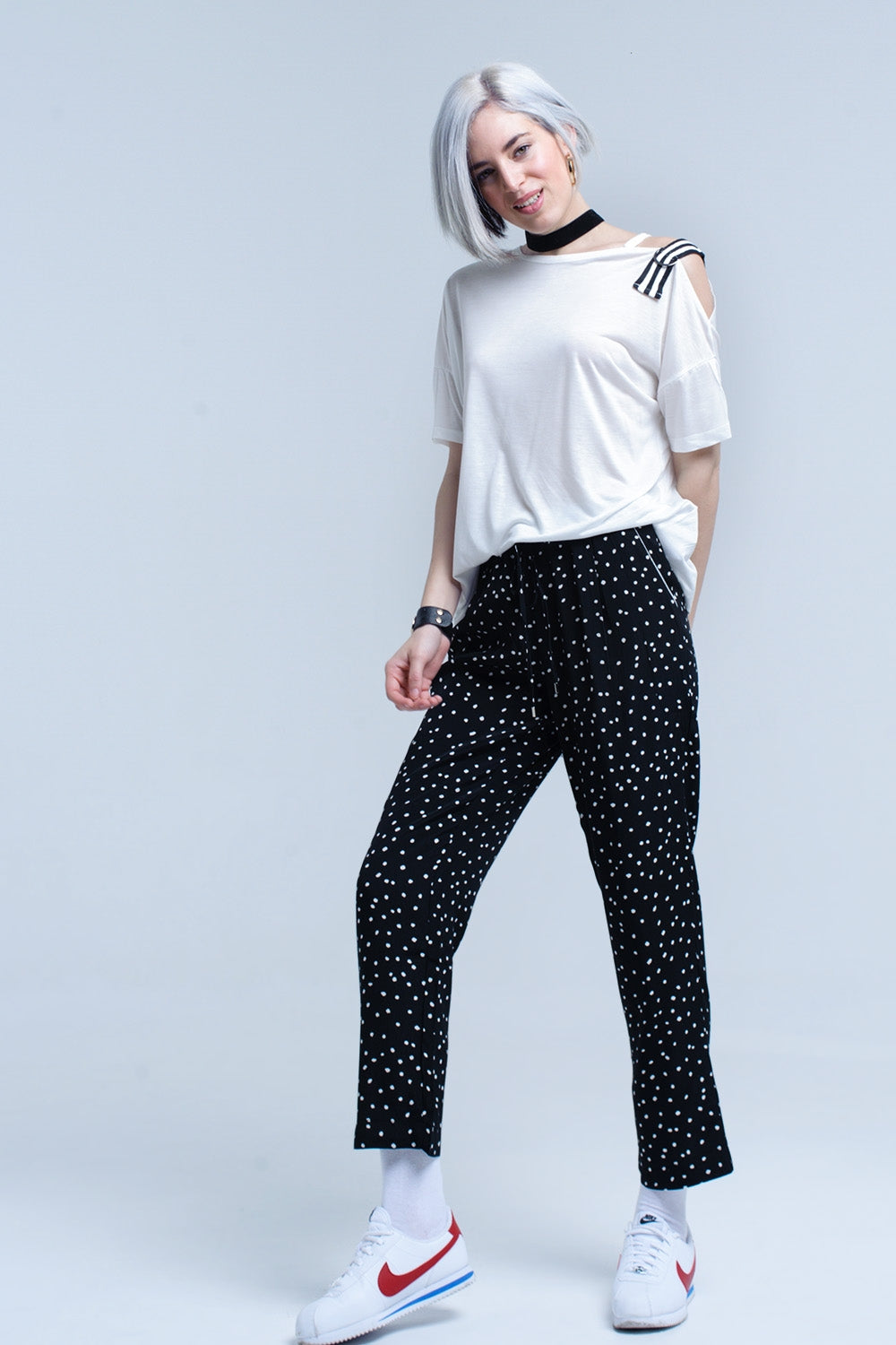 T-shirt bianca con una spalla aperta