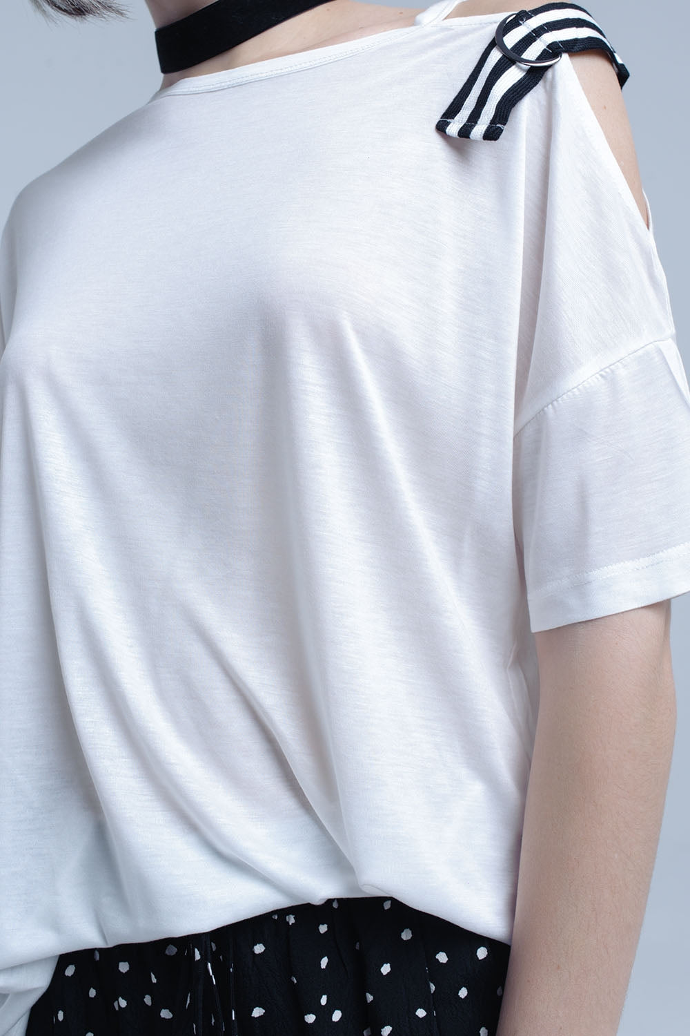 T-shirt bianca con una spalla aperta