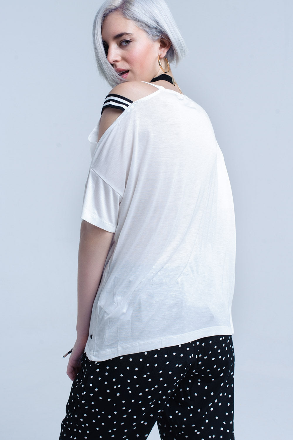 T-shirt bianca con una spalla aperta