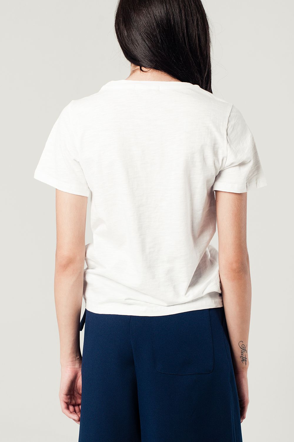 T-shirt bianco con dettagli ricamato stelle