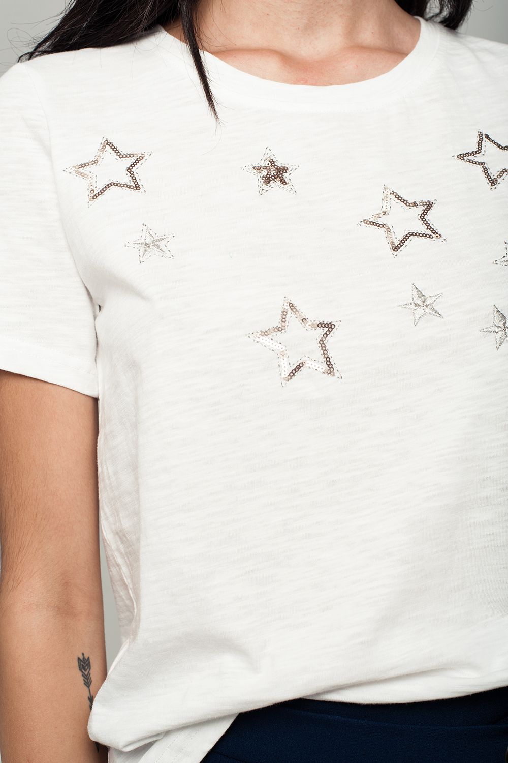 T-shirt bianco con dettagli ricamato stelle